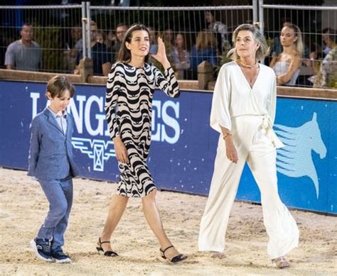 Scarpe estate 2021, i sandali neri Chanel di Charlotte Casiraghi